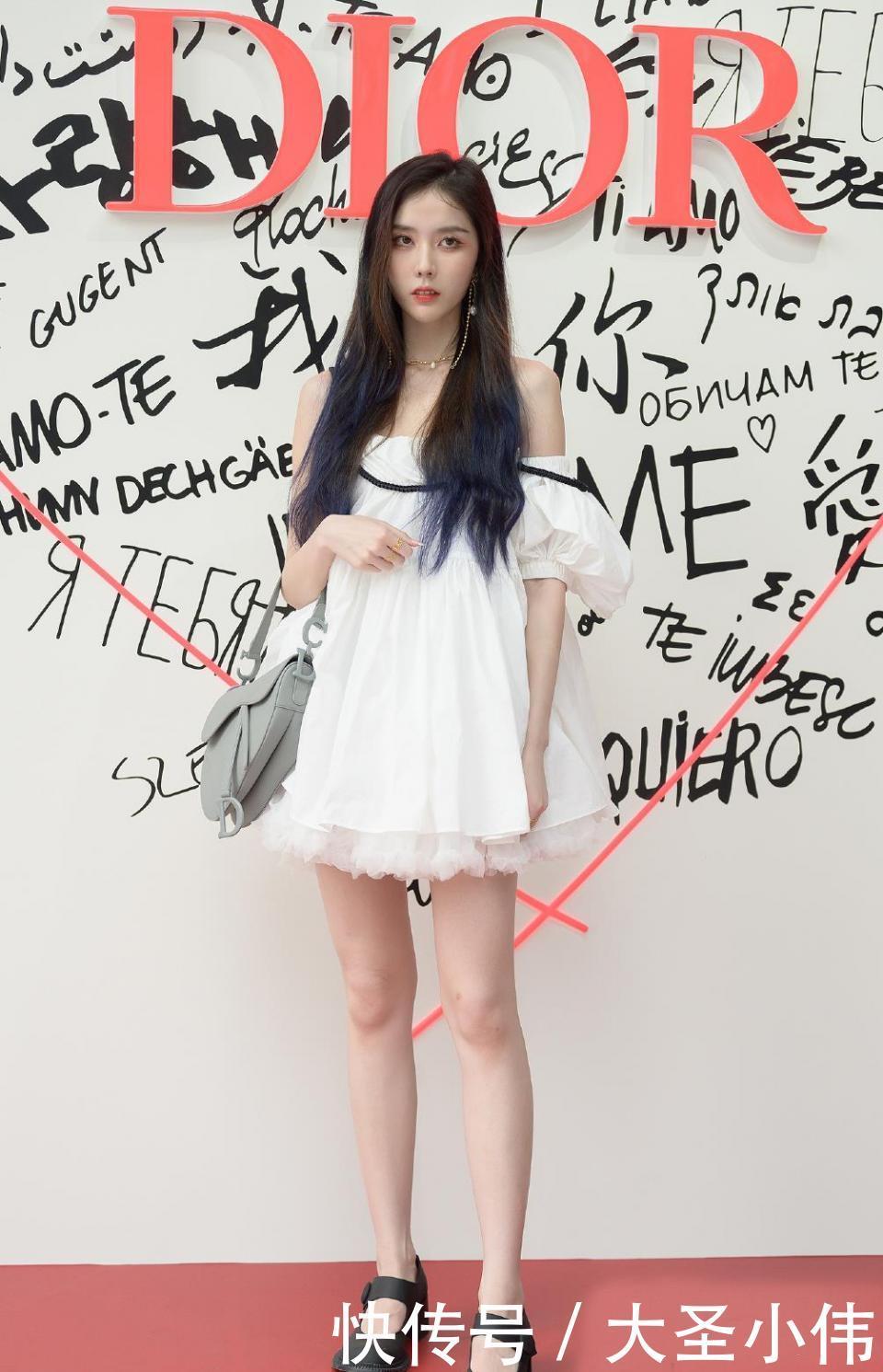 露肩|美女街拍:看了第九眼,才意识到这位美女的美,将女性的身材完美地展现出来