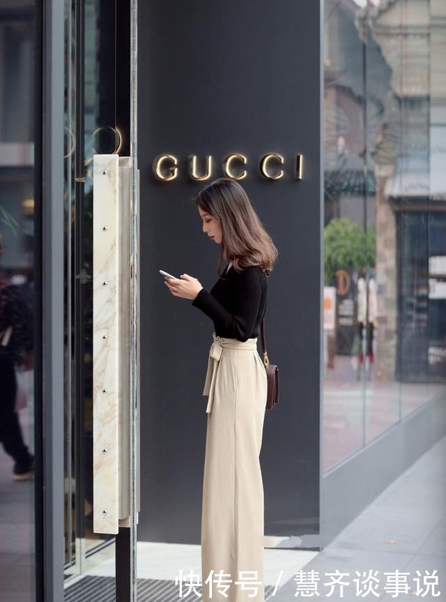 绽放|街拍:格子衬衫+黑色束腰大衣,美女绽放迷人微笑,美如