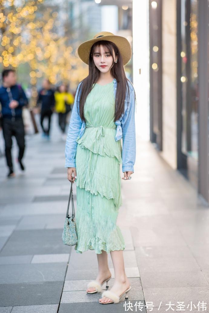 粉红色|美女街拍:小姐姐斜挎一个精致的编织单肩包,凸显了小女生清新可人的气质