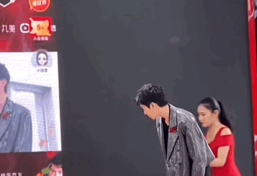 礼仪 礼仪小姐当众滑倒,林墨捧腹大笑素质低?粉丝“孩子论”惹争议