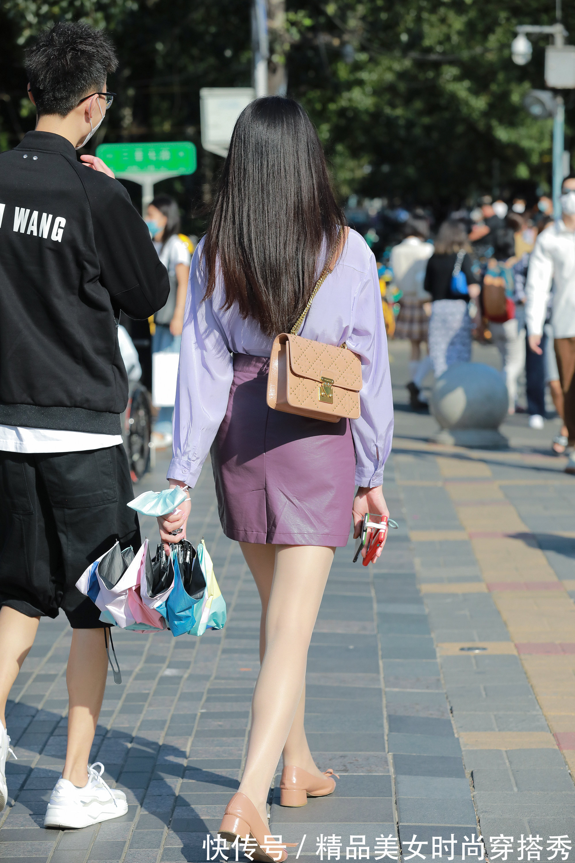 淡紫色 时尚穿搭:淡紫色衬衫搭配高腰皮裙,街范十足