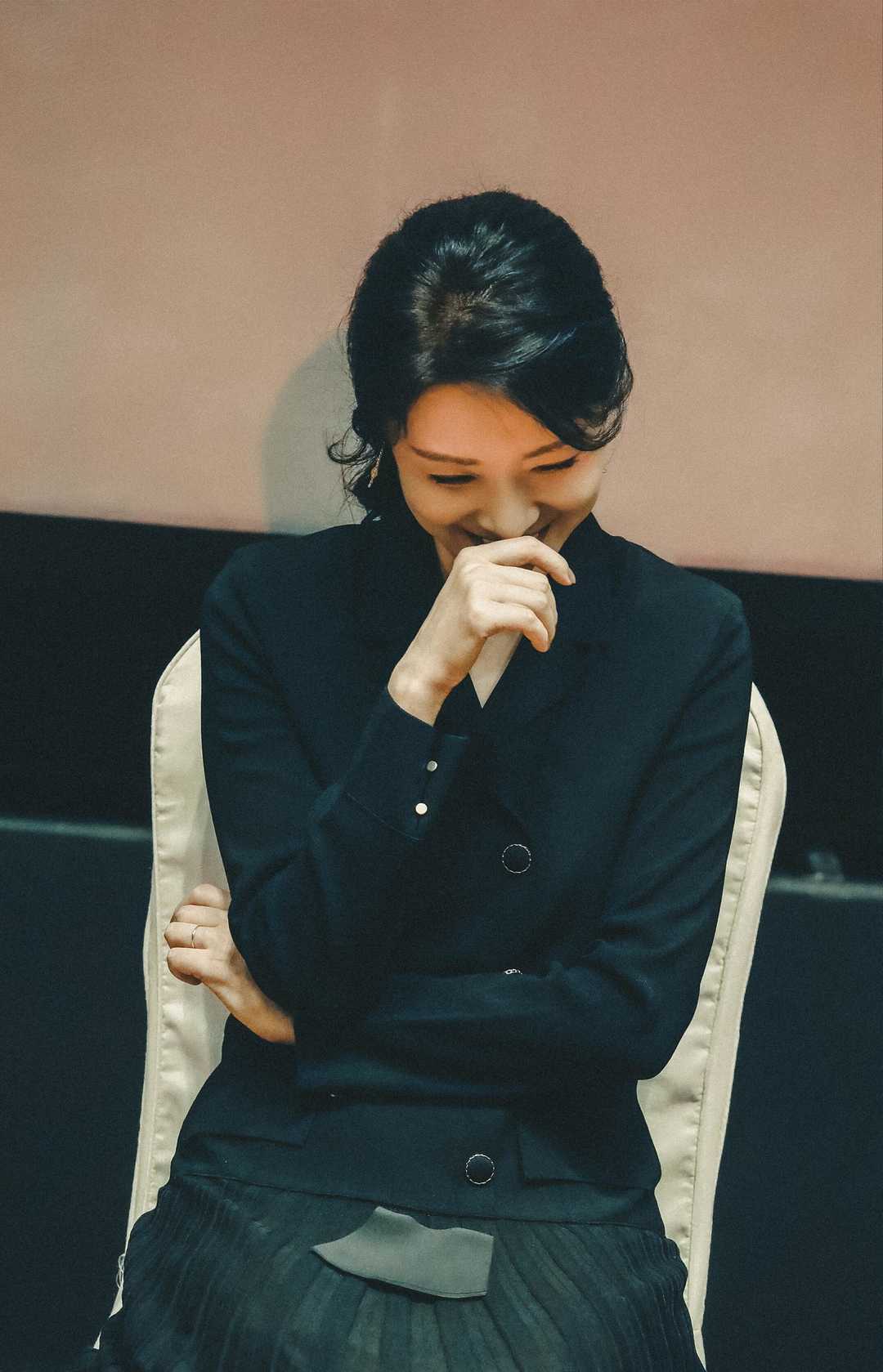 周涛真会穿!一件大衣搭配牛仔裤显得休闲又减龄,意外穿出时髦感