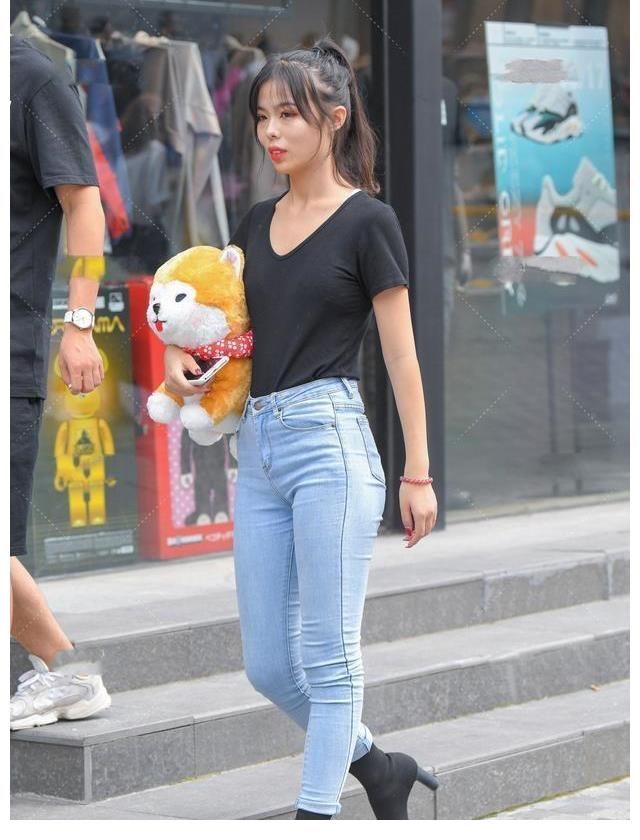 装扮 魅力动人的瑜伽裤装扮很有时尚感，轻盈舒适又优雅，简单大气