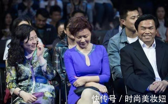 连衣裙|蔡明真的不在乎年龄,穿紫色深V连衣裙亮相,被她的身材惊艳了