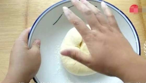 2个鸡蛋,一碗面,不用烤箱,不用一滴油,做出美食比面包还好吃