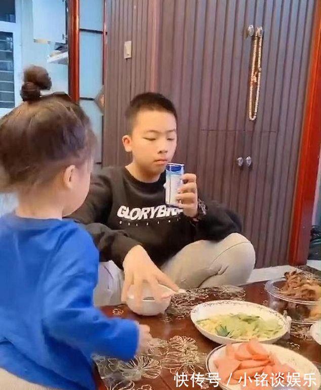 妈妈|女儿在家称王称霸,哥哥放假后,妹妹“不一样了”,妈妈无法淡定