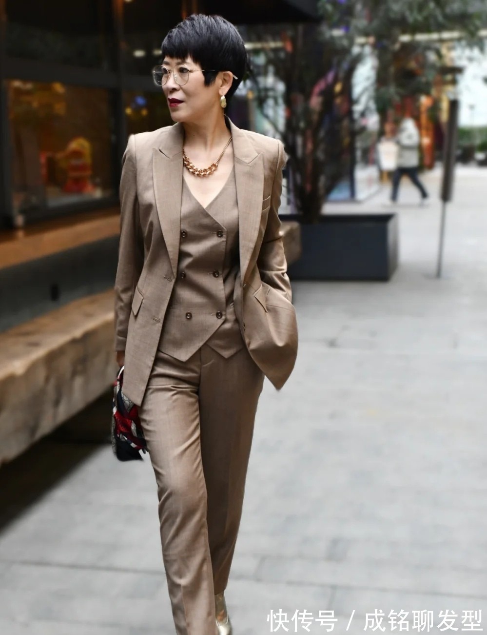 马甲|六十岁更要摆脱大妈感,学学她的减龄搭配术,穿出优雅的时髦范