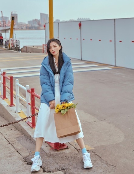 利落|羽绒服别光买黑白灰,今年流行这件“婴儿蓝”,显白还很减龄!