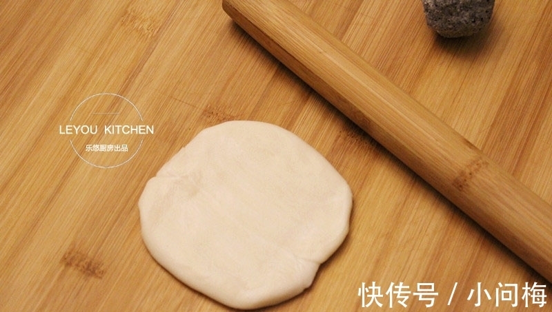 馅料|每年中秋都会做的月饼，咬一口，满手满嘴都是酥皮，比买的还香