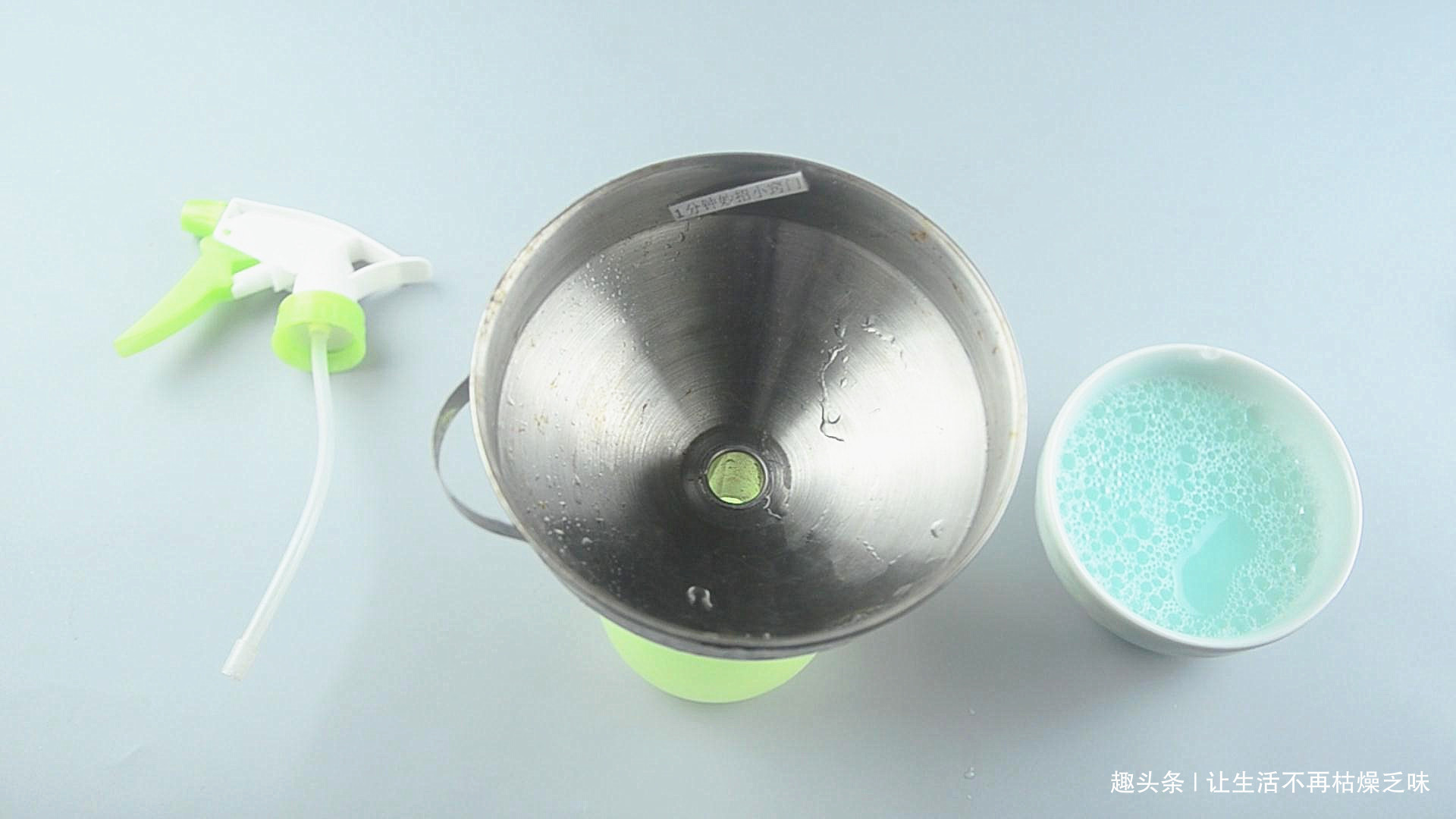 玻璃太脏别用水擦，教你一个诀窍，擦完非常干净，一点灰尘不留