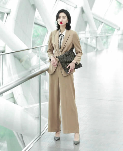 她才是《流金岁月》的最大惊喜，穿衣简单不复杂，气质不输年龄