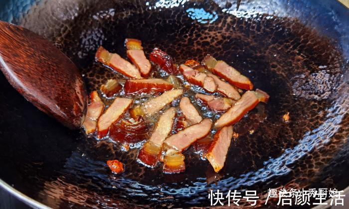 秀厨娘|入秋后,遇到此肉多囤点,放得越久吃着越香,简单一炒,太好吃了