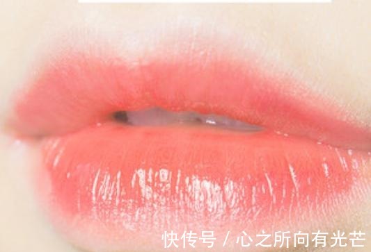 唇部 涂口红时,不要往嘴上直接擦!学这一种涂法,好看还不易沾杯!