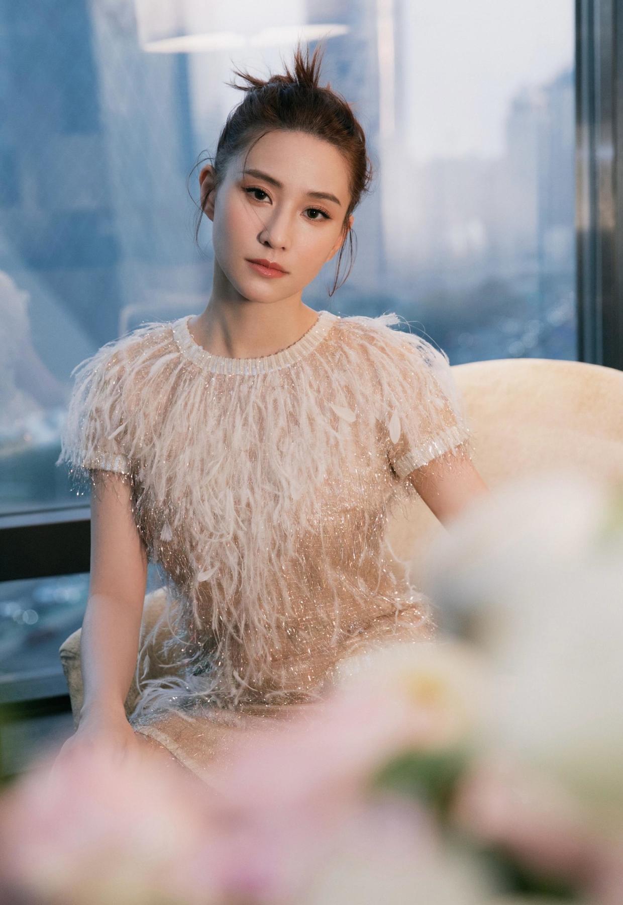 名媛|何超莲不愧是名媛,穿一袭白色流苏裙优雅如天鹅,太有千金气质