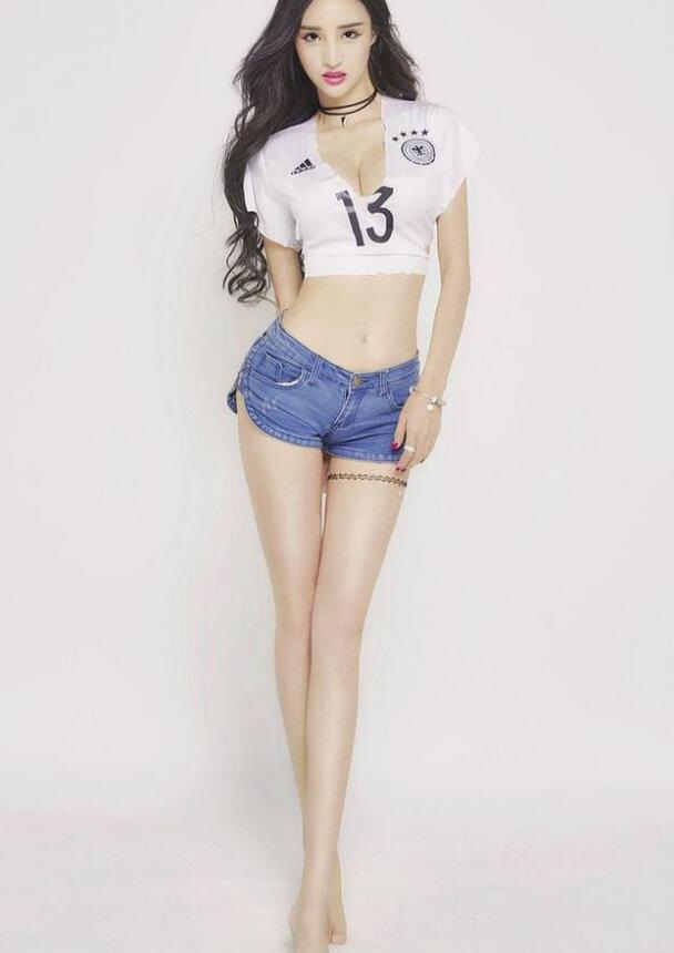 品位|街拍:身材窈窕的牛仔裤美女,展现出不俗的品位