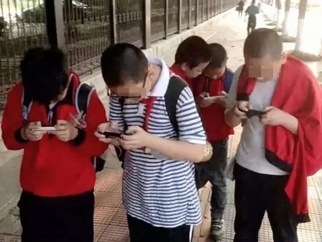 辣妈|孩子从小玩手机，危害到底多“恐怖”？这份研究报告引家长深思