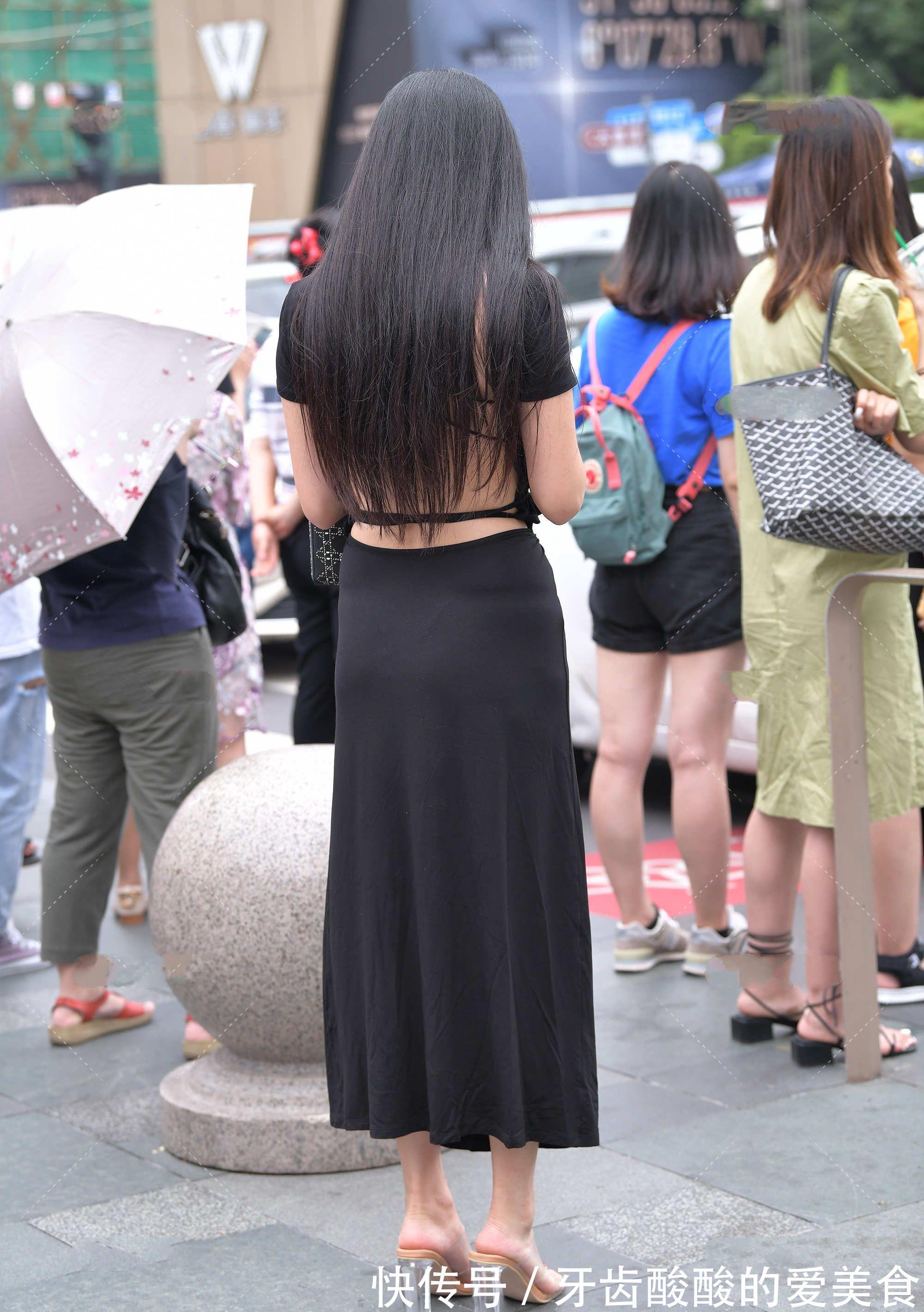 包包|黑色长款连衣裙,搭配披肩长发,手提精致小包包,尽显淑女风范