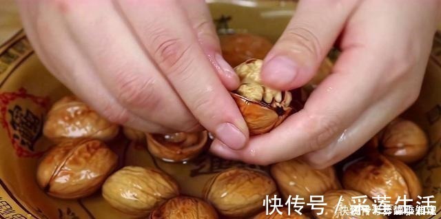 吸油纸|核桃放锅里蒸一蒸，很多人不懂，没想到这么厉害，长见识了！