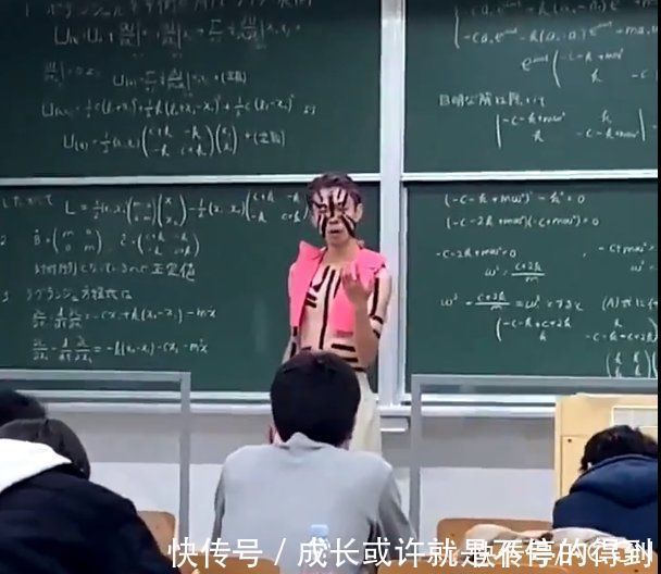 中二|日本学生太中二了，在课堂上COS鬼灭之刃，还给同学讲物理题