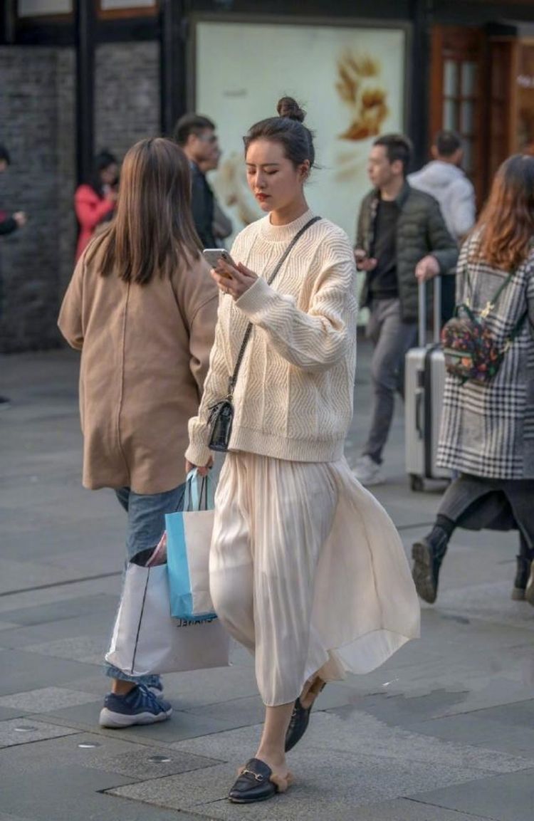 姿态|街拍:女生好身材穿上高跟鞋,显示出高挑迷人的姿态