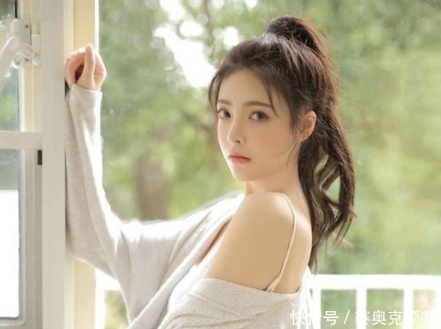 你怎么穿最可爱?吊带背心+白裤子,让姐姐表现出青春活力