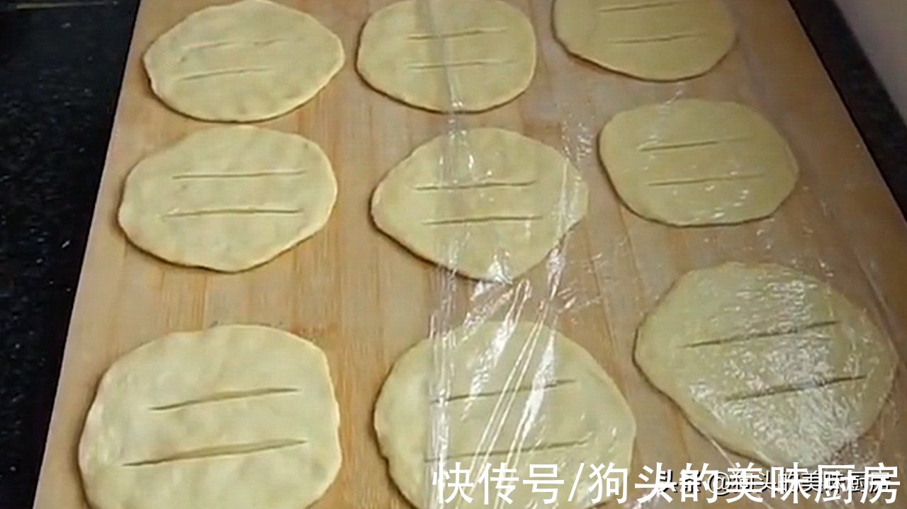 1碗面粉1个鸡蛋能做的油饼，外皮酥脆，内部蓬松，比油条还好吃