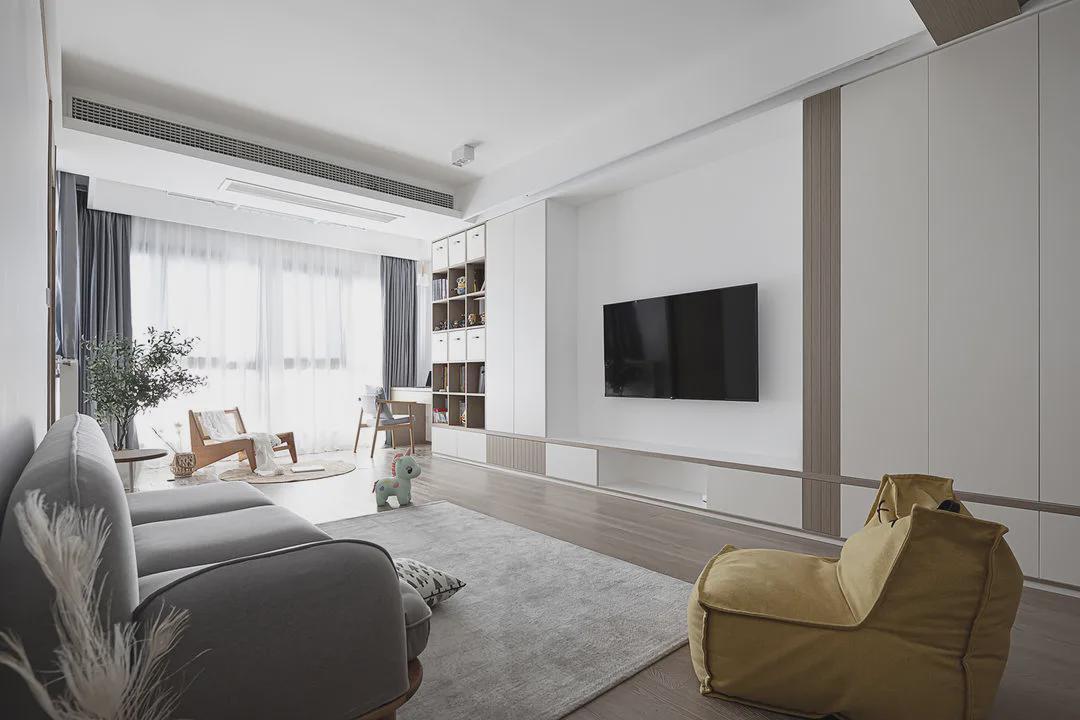 主卧|“穷装”反而更干净舒适，103㎡色调高度统一，耐看极了