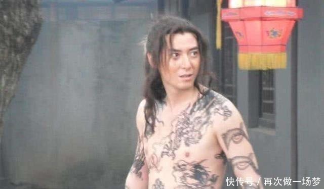 林冲@此人是水浒第一高手,林冲也是他的手下败将,卢俊义只能勉强平手!