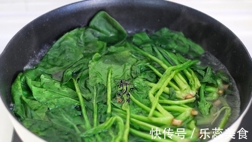 给菠菜粉丝来个“热”拌,酱香浓郁超好吃,一筷子下去就停不下来