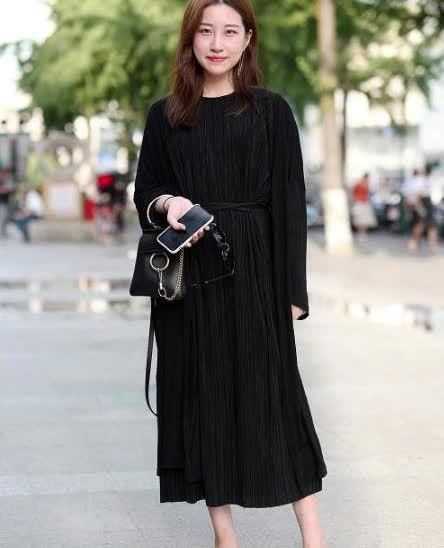 街拍:小姐姐的气质是很轻熟的气质了,较有魅力,非常有小女人的感觉