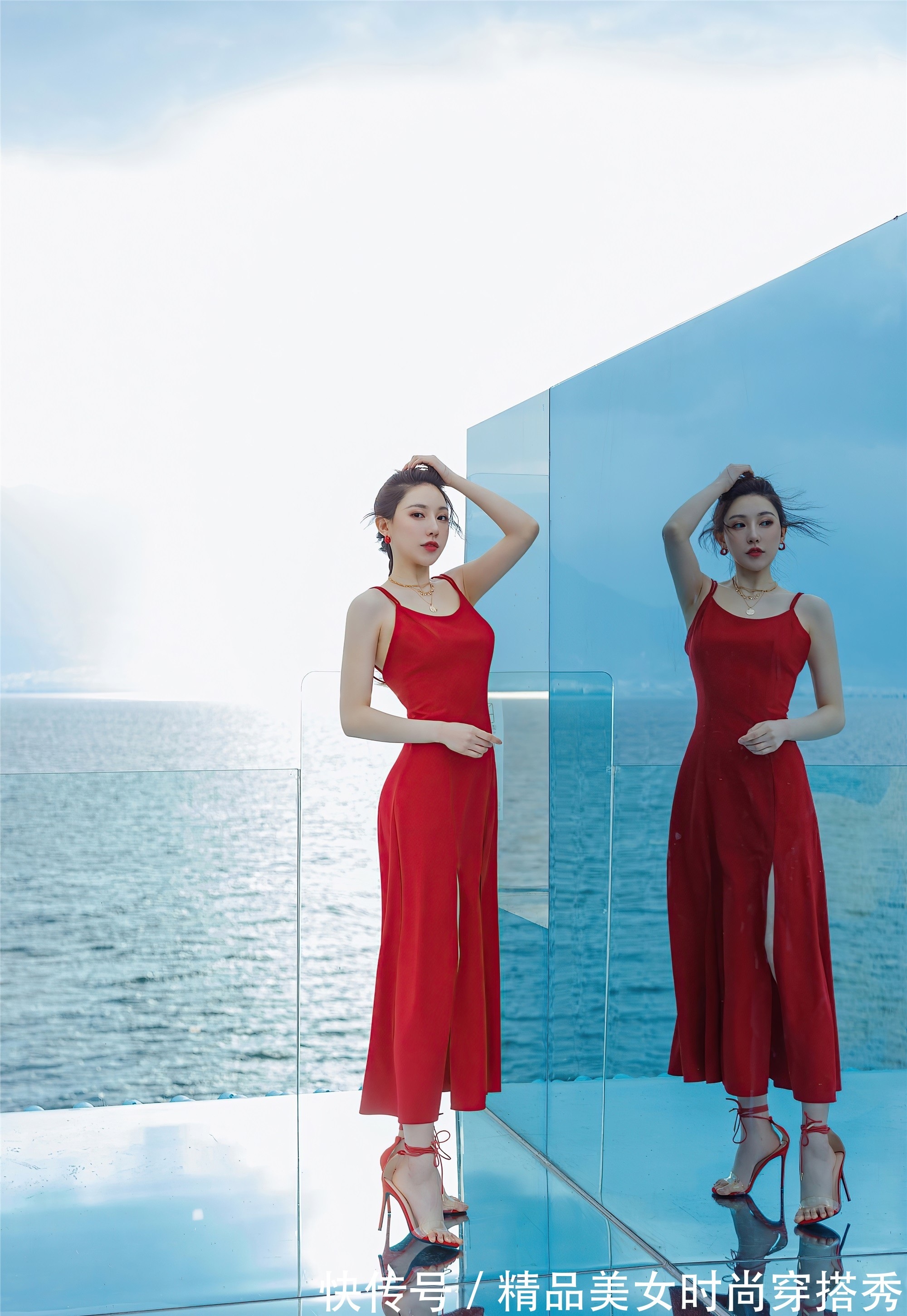 曲线|吸睛的红色连衣裙,吊带的款式细腻温柔,贴合曲线彰显脖颈之美