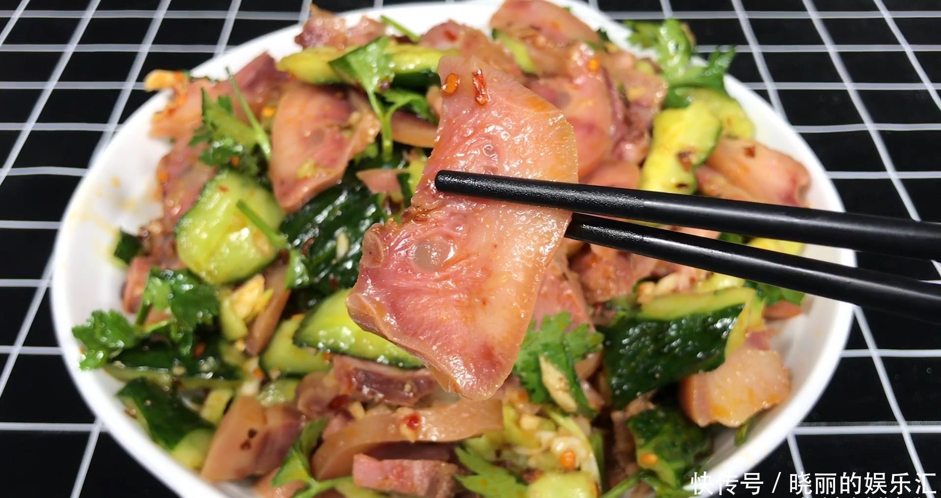 东北经典下酒凉拌菜,猪头肉拍黄瓜,肥而不腻清脆爽口