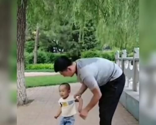爸爸|萌娃反穿纸尿裤,被爸爸架在脖子上,接下来的一幕逗笑众人心疼