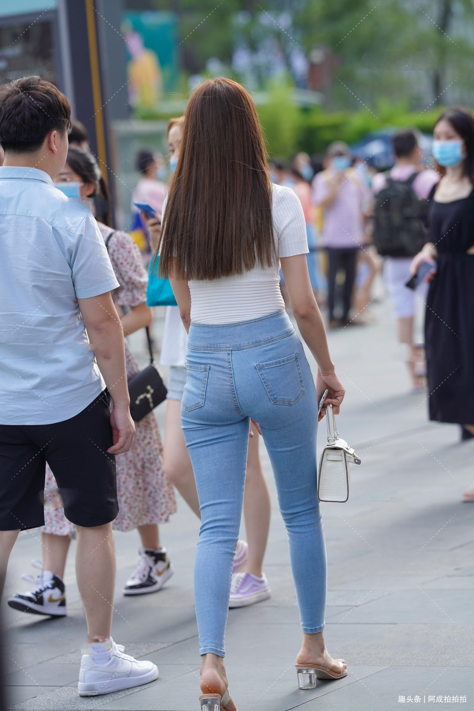 夏季想要穿得舒适又随意,方法很简单,短袖加牛仔裤就可以