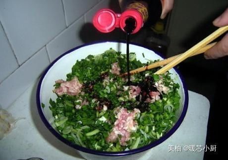 吃起来|拌饺子馅，应该放生抽还是老抽？很多人都放错，难怪饺子吃着难吃