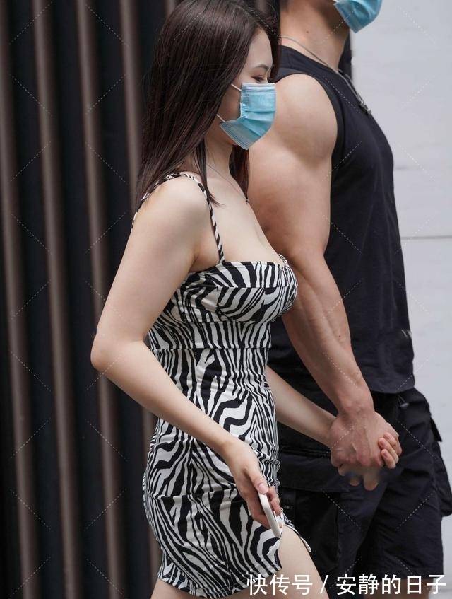 高跟鞋 黑白色组合很经典,条纹图案设计的连衣裙很漂亮!