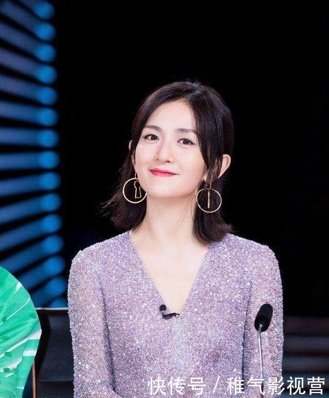 自暴自弃?谢娜被曝一边吃一边主持《快本》,戴耳机听歌不顾嘉宾