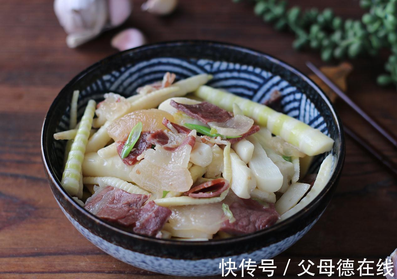 火腿切薄片搭配脆嫩的笋,味道太鲜美了,一口吃出幸福感