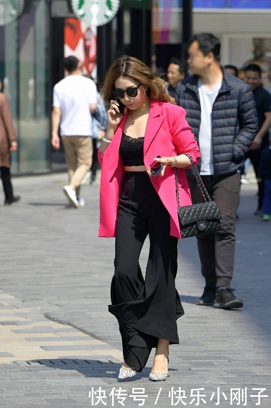 小西服依然是秋天的时髦担当,展示独特的气质