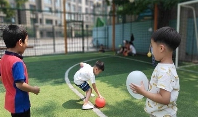 孩子|老师将孩子睡觉照片发到群里,家长看到后大闹幼儿园,园长道歉