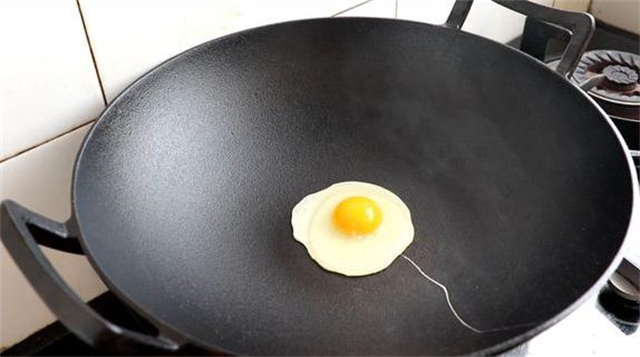 新买的铸铁锅切记不要直接用,开锅养锅的诀窍告诉你,锅越用越好