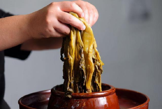 腌酸菜,牢记3要点,腌出的酸菜耐放不发霉,酸爽香脆口感超棒!
