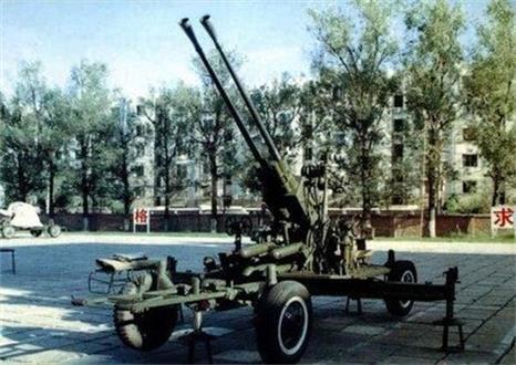 美国|美军被弹雨包围！200名特种兵慌忙逃窜，30架直升机成活靶子