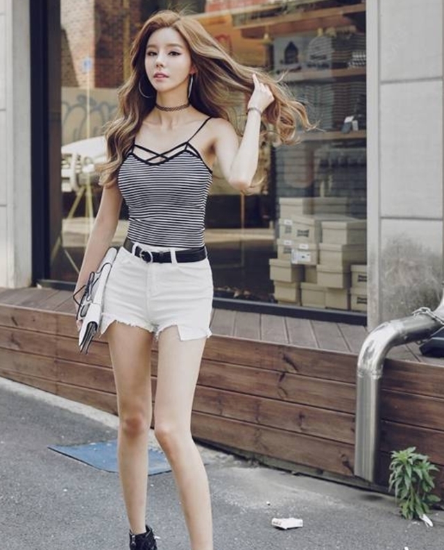 成熟|街拍:前卫时尚的小姐姐,尽显成熟女人的韵味