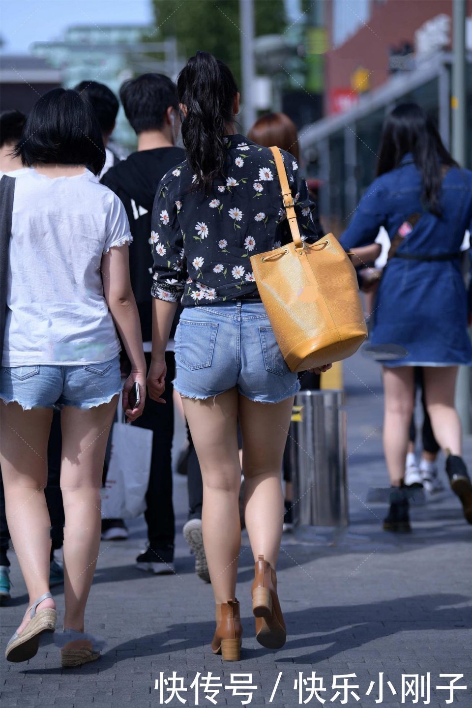 深蓝 浅色驼绒简洁T恤衫,搭配深蓝修身牛仔裤,突显潮流和雅致气息