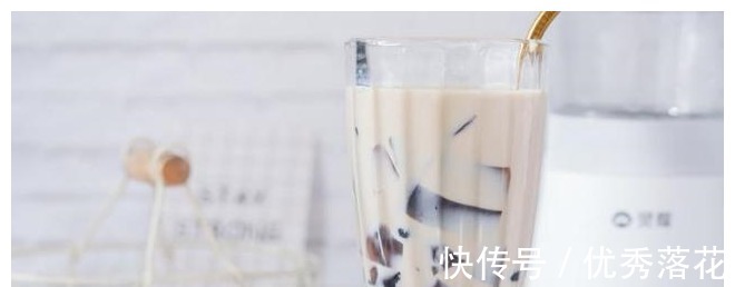 冤枉钱|别再花冤枉钱买奶茶了！手把手教你自己做，美味解渴还省钱！