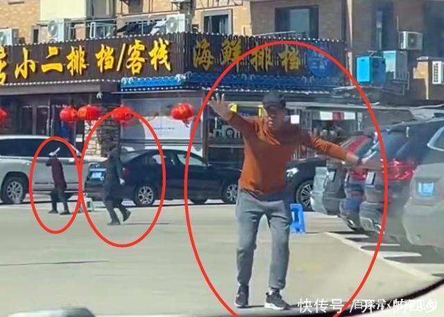 浙江舟山大排档为招揽客人,使出百般招数,方式如指挥战斗机