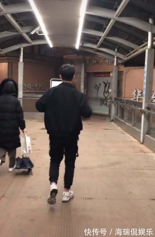 姨妈巾鞋 如今“姨妈巾鞋”成为了潮男的宝贝,比AJ还帅气,而且显个子!