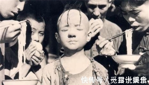 三毛!三毛流浪记:三毛拾荒攒烟牌,3个月凑齐108张,换来的奖品很讽刺