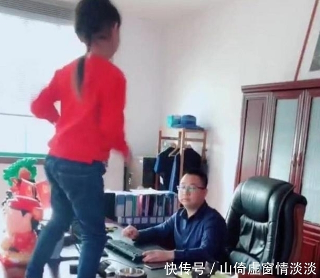 办公桌|总裁奶爸带女儿去上班,女儿在办公桌上跳舞,奶爸却这样做!